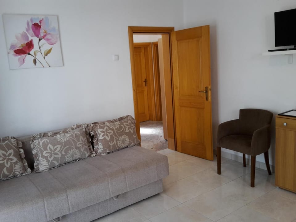 Communal lounge/ TV room, TV and multimedia, Living room, Seating area