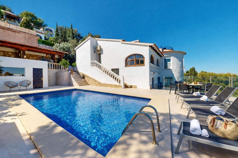 Property building, Patio, Day, Pool view, Swimming pool, sunbed