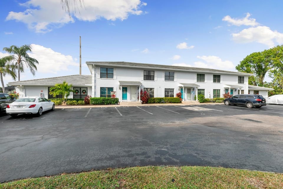 Centrally Located Monthly Condo House in Marco Island