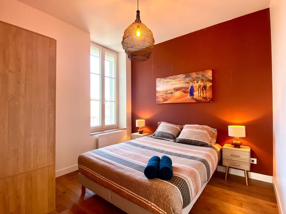 Photo of the whole room, Bedroom