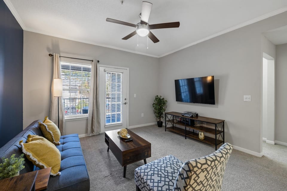 Communal lounge/ TV room, TV and multimedia, Living room, Seating area, Evening entertainment