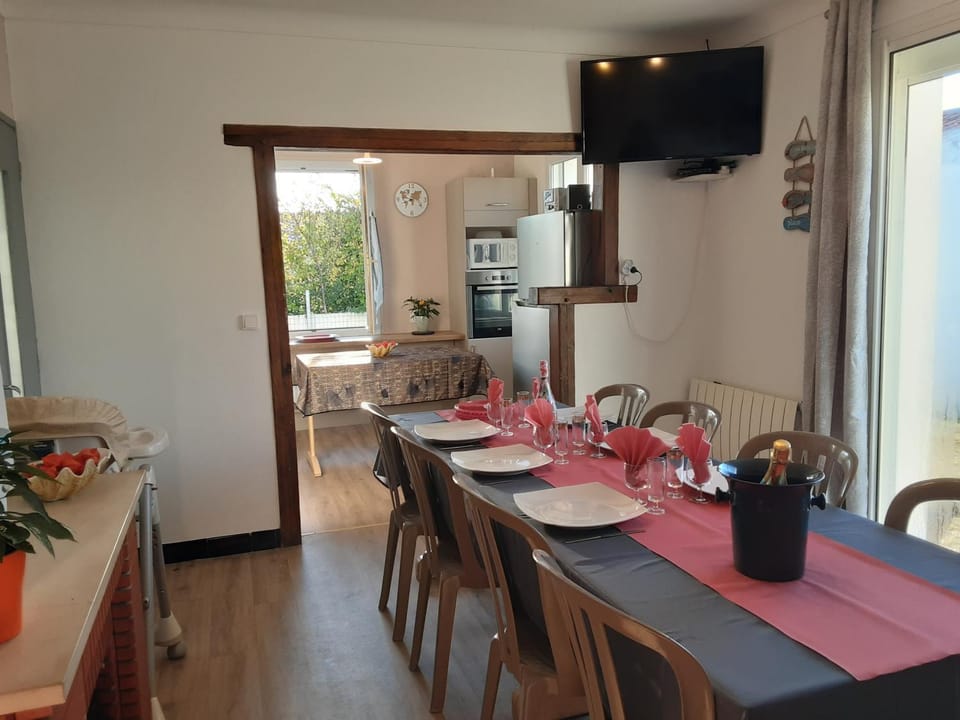 Dining area, kitchen