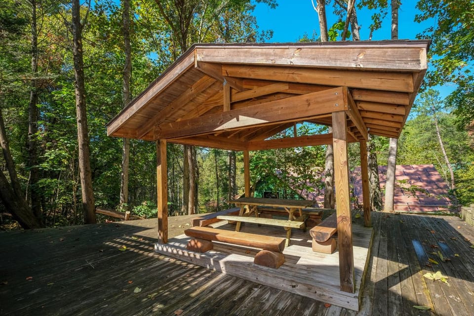 American themed 9BR sleeps 43 cabin in Gatlinburg with tons of games and space! Cabin in Gatlinburg