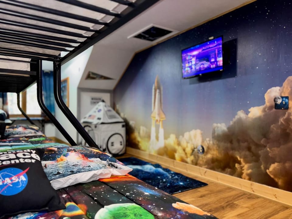 American themed 9BR sleeps 43 cabin in Gatlinburg with tons of games and space! Cabin in Gatlinburg