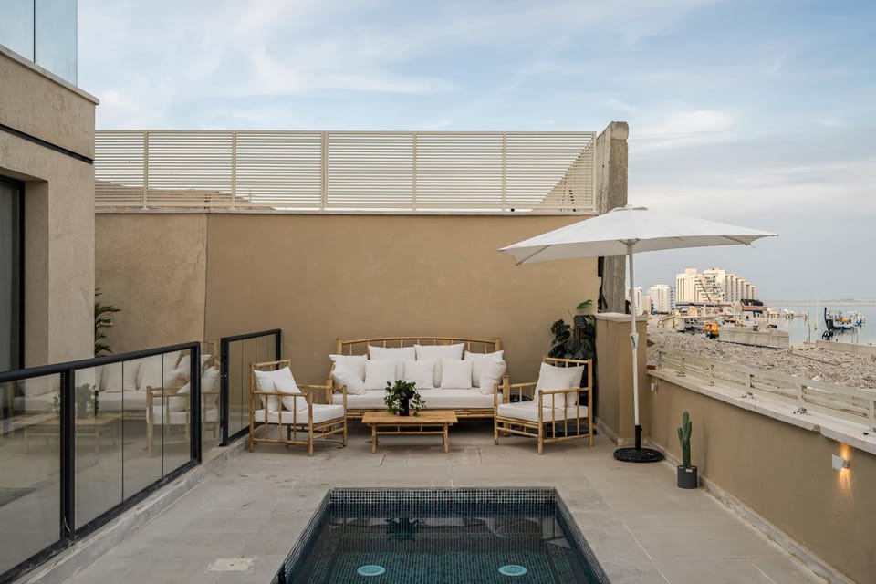 Balcony/Terrace, Pool view, Swimming pool, sunbed