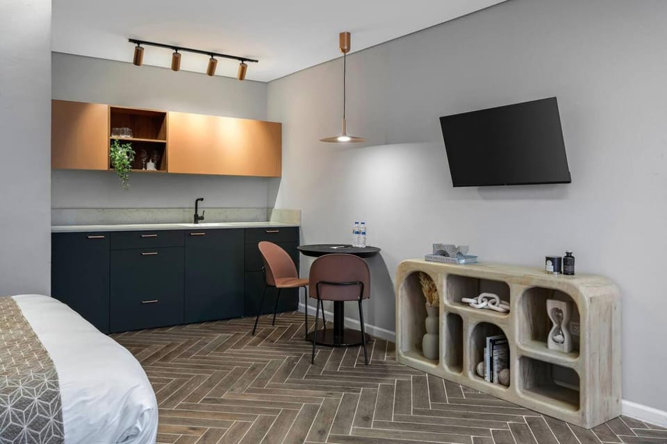 Bed, TV and multimedia, Kitchen or kitchenette, Bedroom