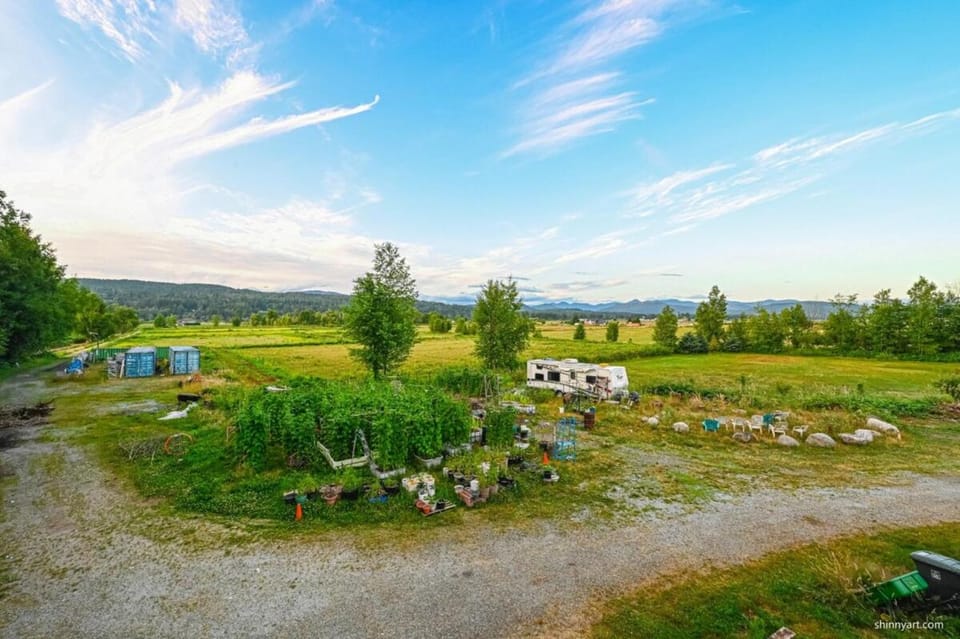 Fort Wine Burrow, Entire Private Estate Home House in British Columbia