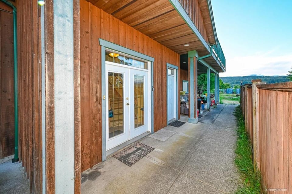 Fort Wine Burrow, Entire Private Estate Home House in British Columbia