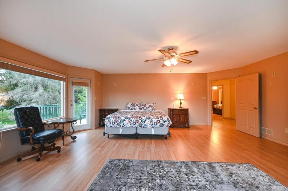 Fort Wine Burrow, Entire Private Estate Home House in British Columbia