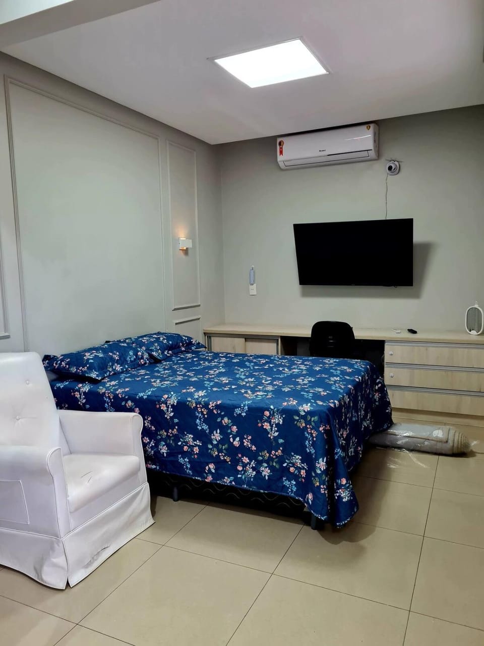 Bed, TV and multimedia, Bedroom, air conditioner