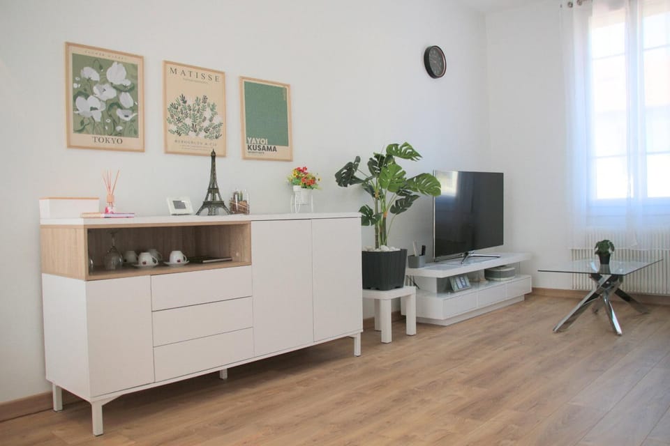 Communal lounge/ TV room, TV and multimedia, heating, storage