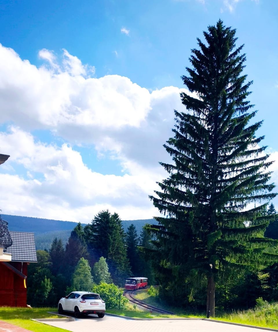 Spring, Day, Neighbourhood, Natural landscape, Mountain view, Parking