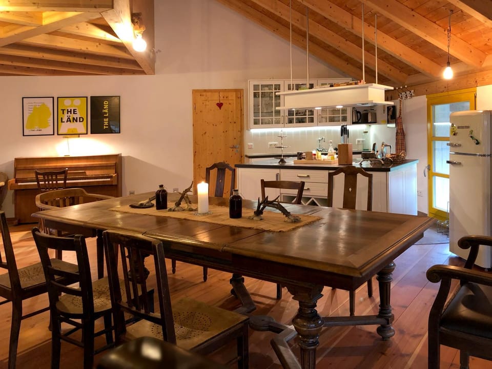 Kitchen or kitchenette, Living room, Seating area, Dining area