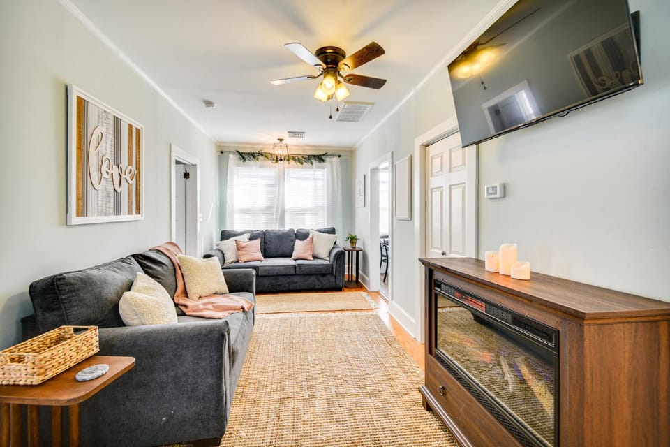 Family-Friendly Main St Gloucester Apt w/ Balcony! Apartment in Gloucester