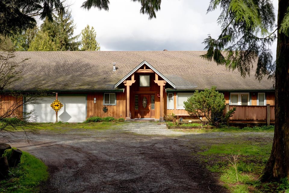 Fort Wine Manor, Entire Private Estate Home House in British Columbia