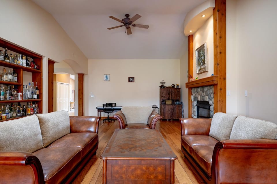 Fort Wine Manor, Entire Private Estate Home House in British Columbia