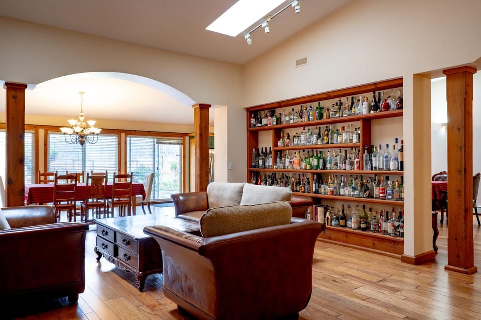 Fort Wine Manor, Entire Private Estate Home House in British Columbia