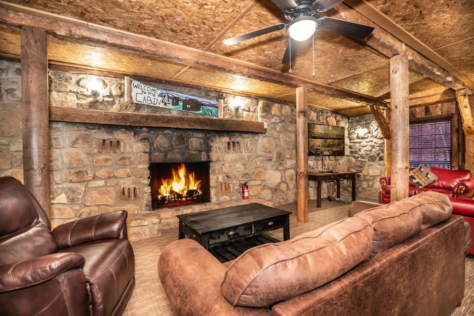Rustic lodge- sleeps 24- space for large groups, hot tub, pool table, ping pong, and so much more! Chalet in Gatlinburg