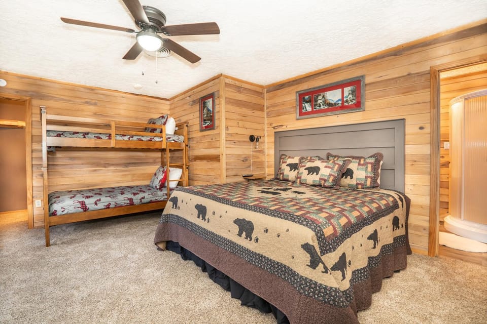 Rustic lodge- sleeps 24- space for large groups, hot tub, pool table, ping pong, and so much more! Chalet in Gatlinburg