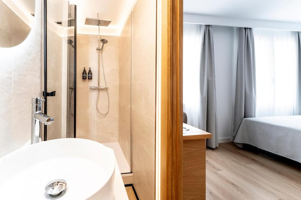 Shower, Photo of the whole room, Bedroom