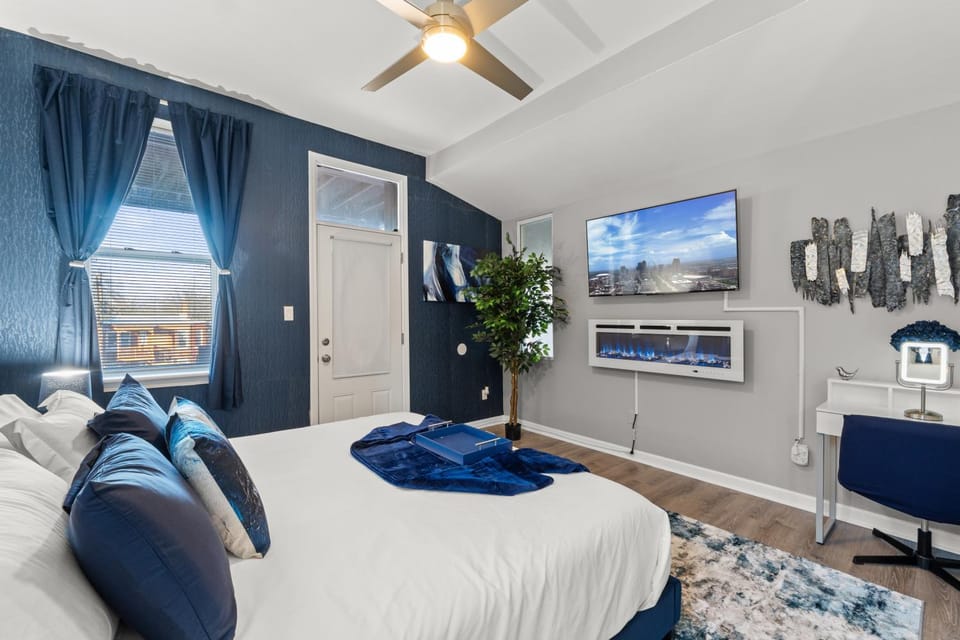 Bed, TV and multimedia, Photo of the whole room, Bedroom