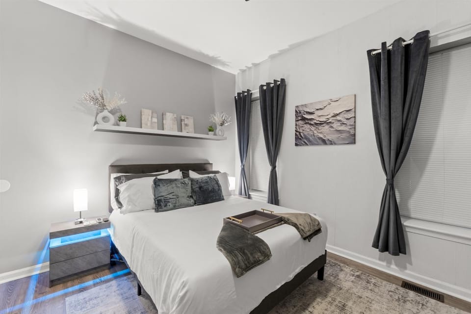 Bed, Photo of the whole room, Bedroom, towels