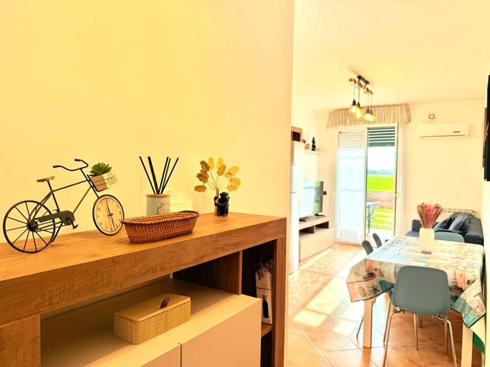 Living room, Seating area, Dining area, air conditioner