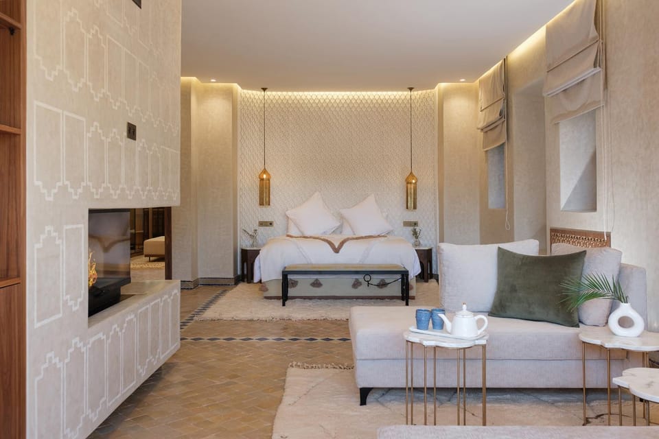 Bed, Photo of the whole room, Seating area, Bedroom, fireplace