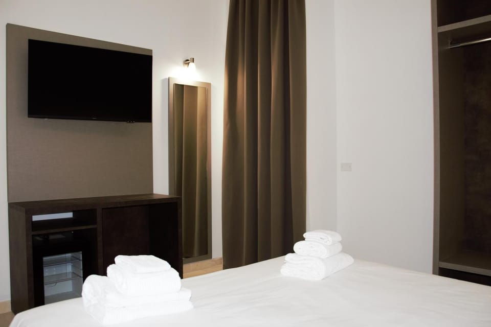 Bed, TV and multimedia, Photo of the whole room, Bedroom