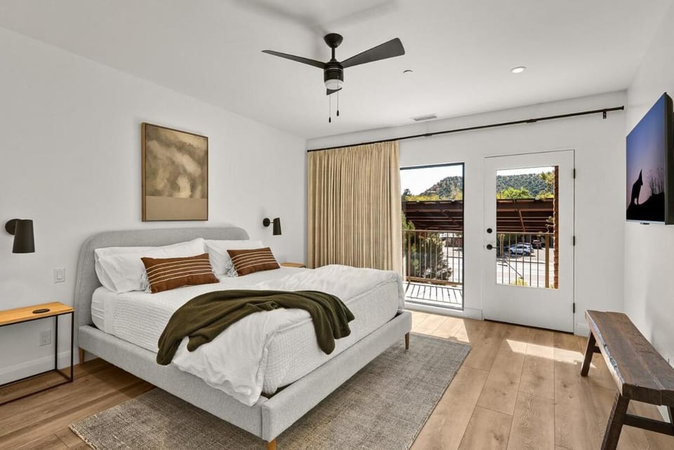 Photo of the whole room, Bedroom