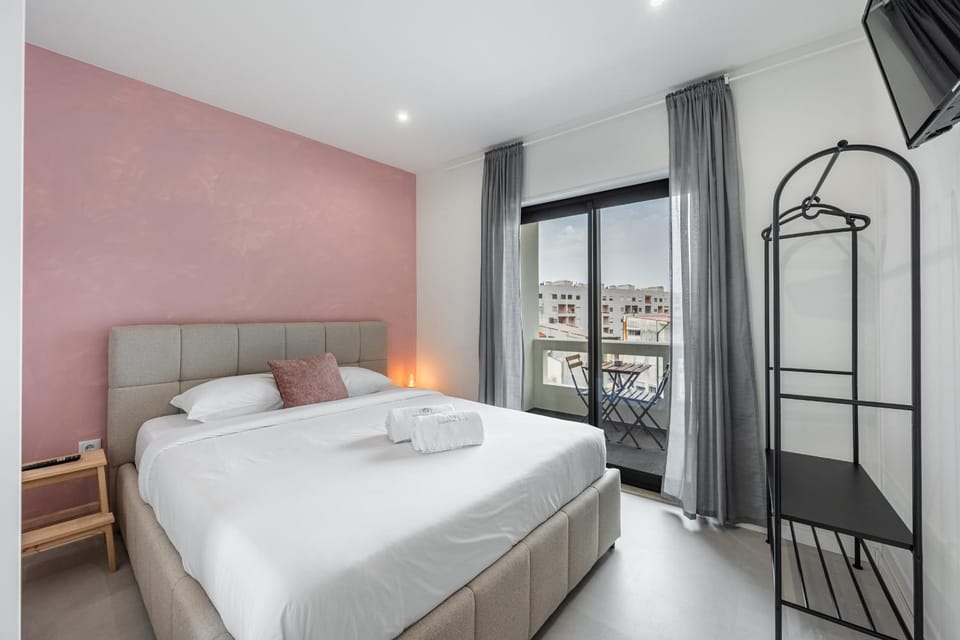 Bed, TV and multimedia, Photo of the whole room, Bedroom, towels