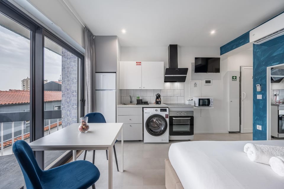 Bed, Kitchen or kitchenette, Photo of the whole room, Dining area, Bedroom, oven, stove, toaster, washing machine, air conditioner