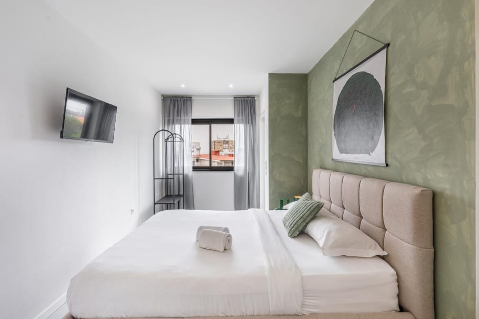 Bed, TV and multimedia, Photo of the whole room, Bedroom, towels