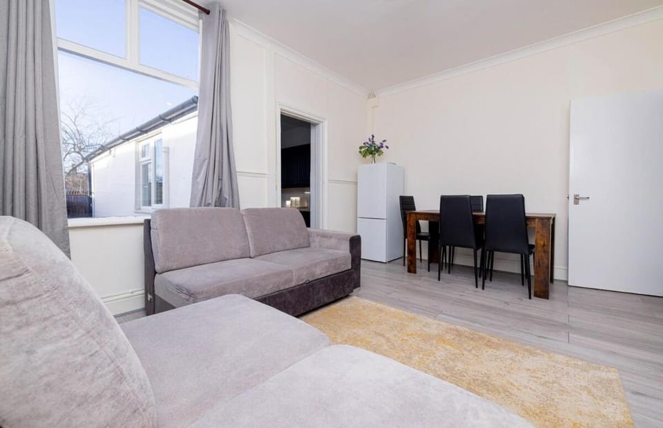 4-bed house in Kettering for groups and long stays Apartment in Kettering