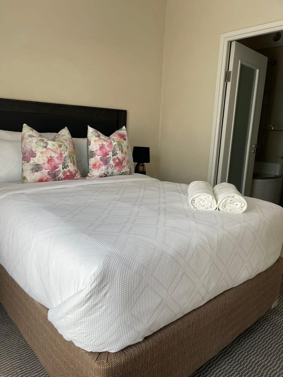 Bed, Bedroom, towels