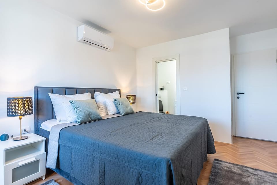 Bedroom, air conditioner