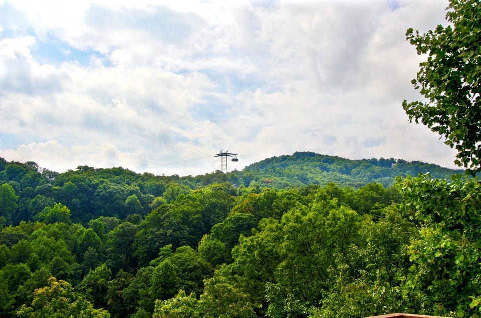 Pool table, hot tub, dogs welcome, 4 bedrooms! House in Gatlinburg