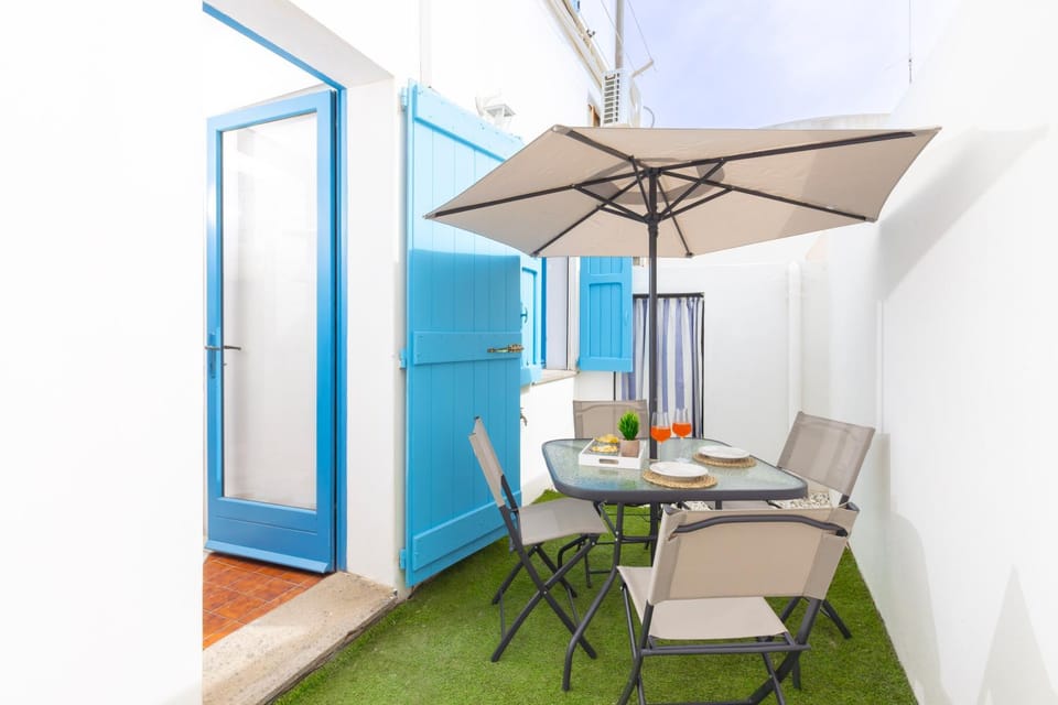 Day, Garden, Seating area, Dining area, Continental breakfast, Inner courtyard view