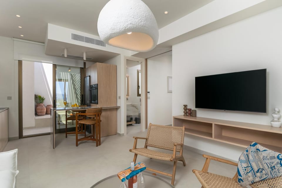 Kitchen or kitchenette, Living room, Seating area, Dining area