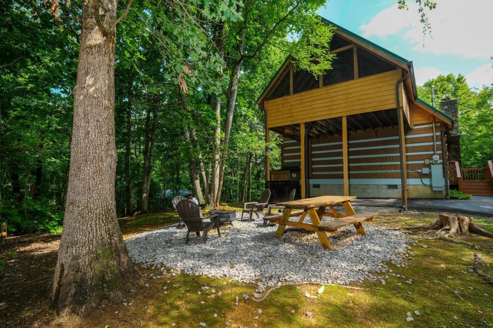 2BR log cabin with games, hot tub, and firepit Adorable classic log cabin Cabin in Pigeon Forge