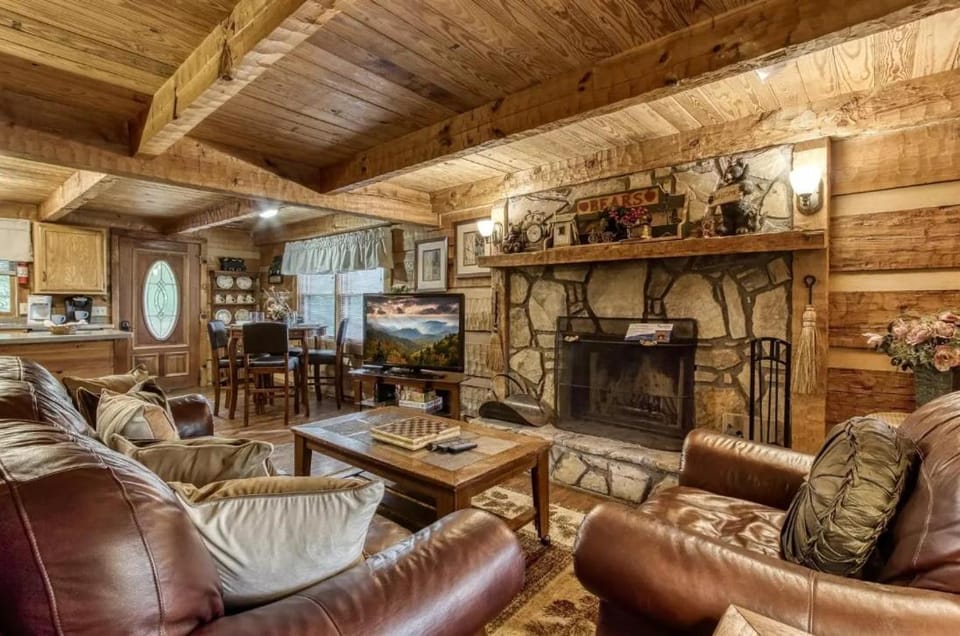 Dog friendly, adorable 1BR log cabin with hot tub and screen in porch! Cabin in Pigeon Forge