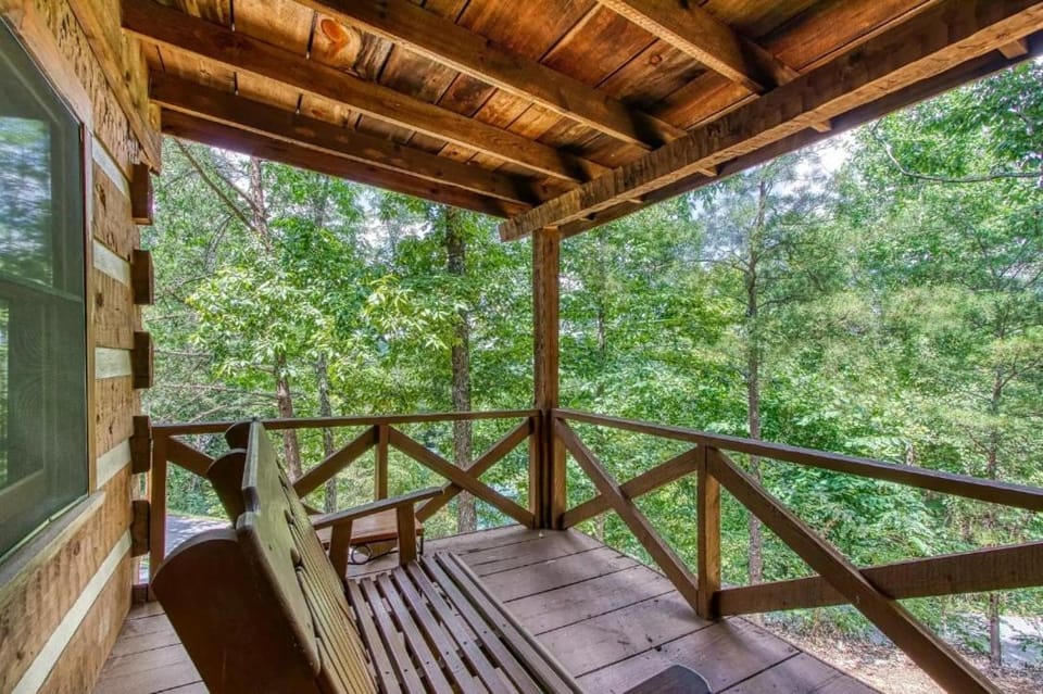 Dog friendly, adorable 1BR log cabin with hot tub and screen in porch! Cabin in Pigeon Forge