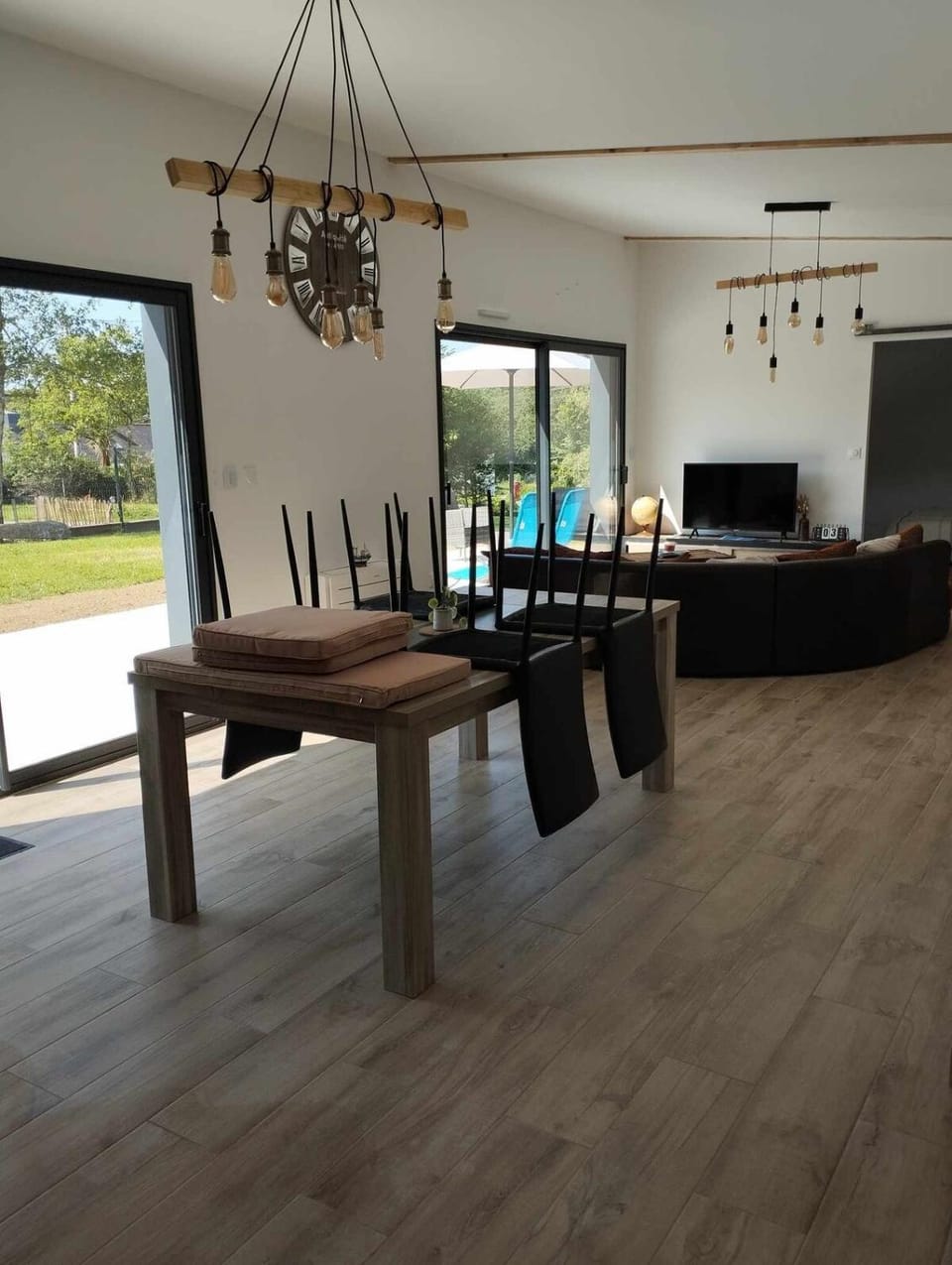 Seating area, Dining area, Evening entertainment