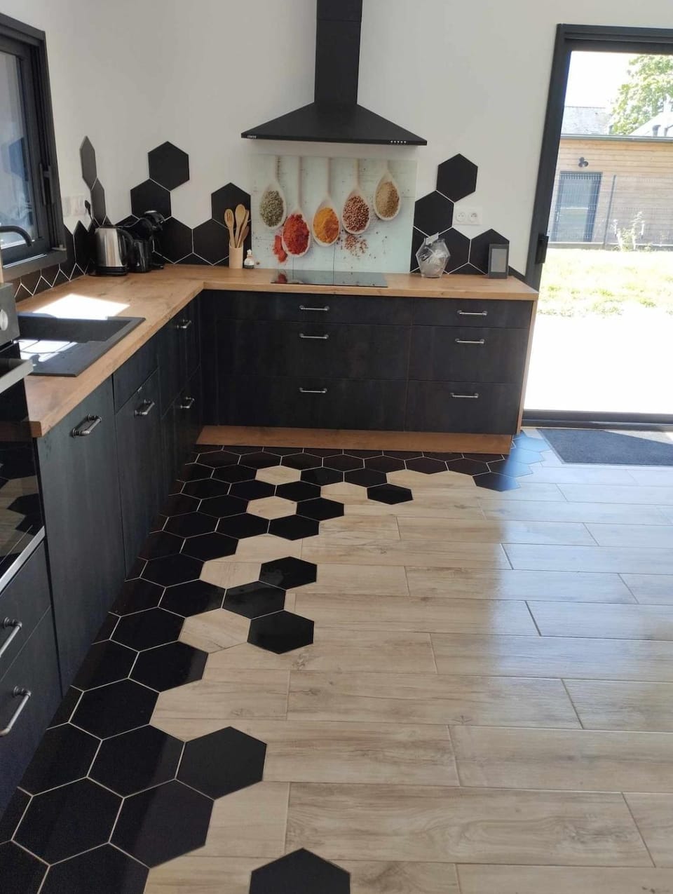 Coffee/tea facilities, Kitchen or kitchenette, stove