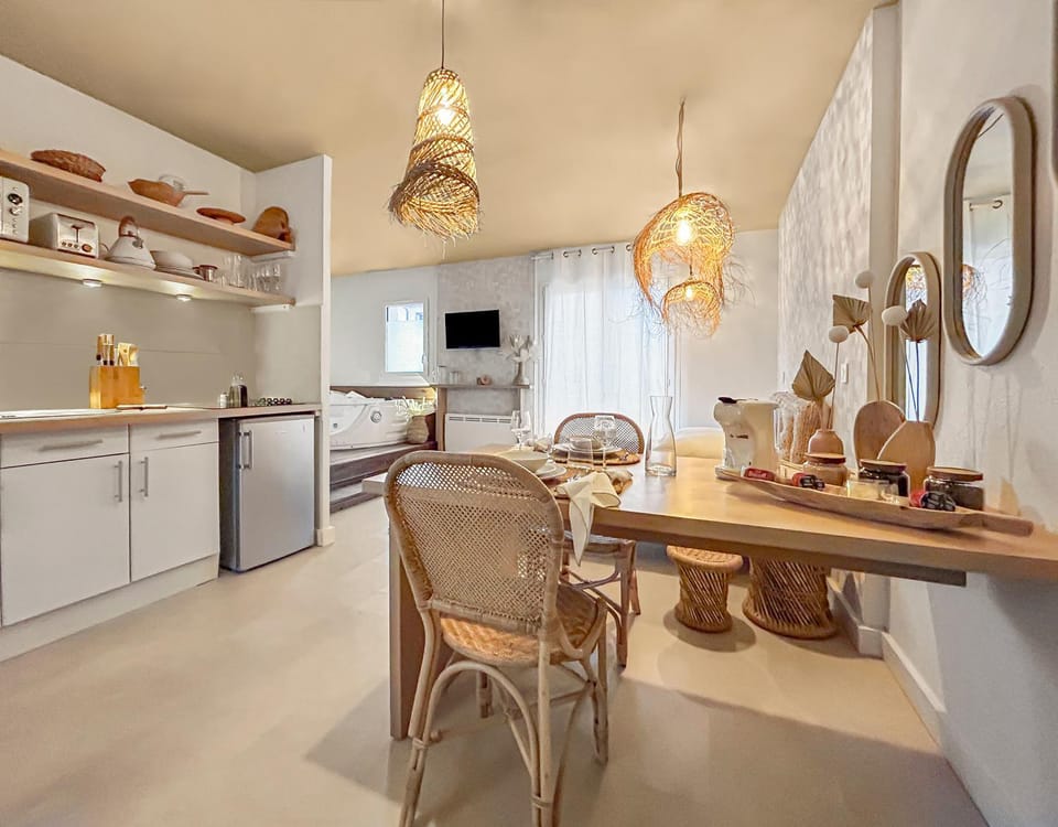 Kitchen or kitchenette, Dining area