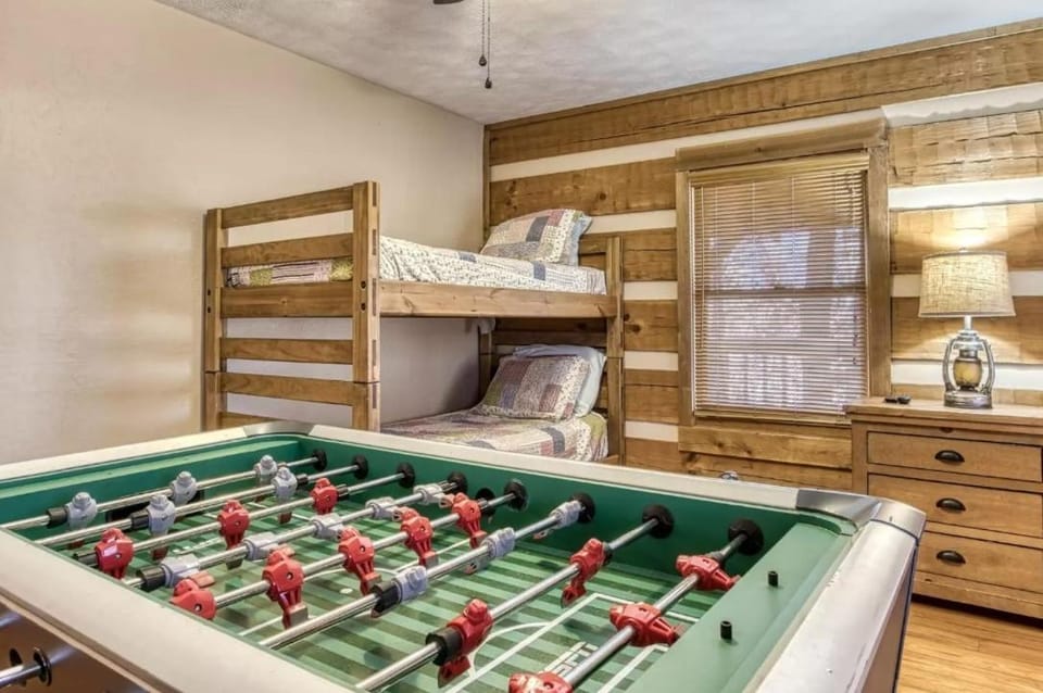 Adorable 2BR log cabin with hot tub and foosball! Cabin in Pigeon Forge