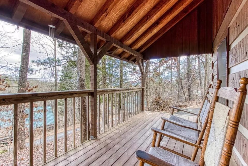 Adorable 2BR log cabin with hot tub and foosball! Cabin in Pigeon Forge