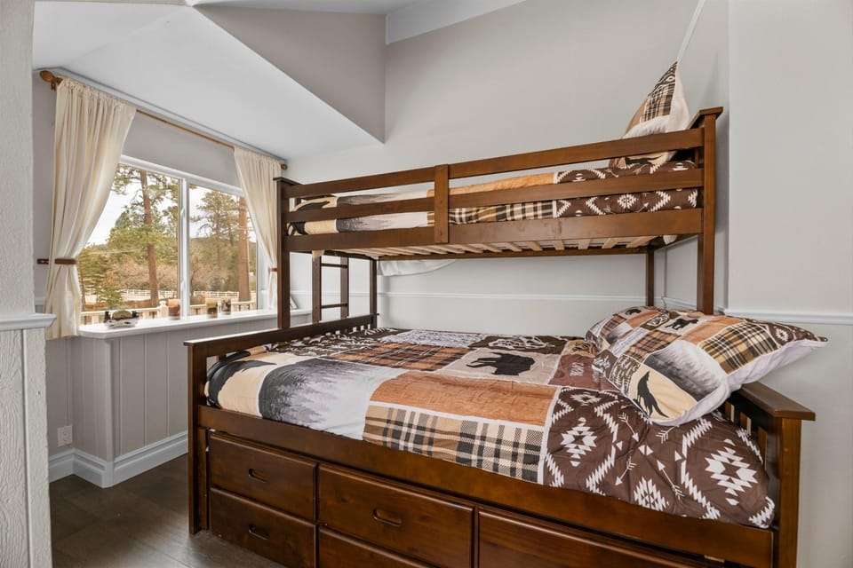 Bedroom, bunk bed