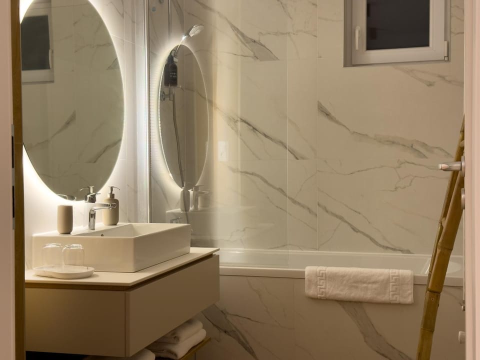Bathroom, Bath, towels