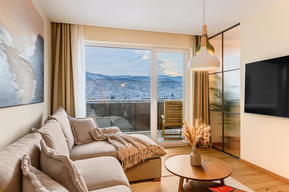 Communal lounge/ TV room, Natural landscape, TV and multimedia, Living room, Seating area, Evening entertainment, Mountain view